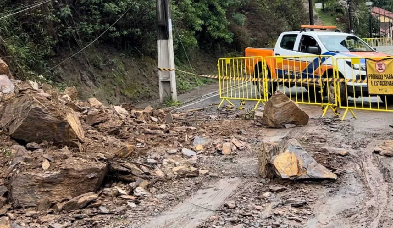 Barranco cede e interdita completamente Subida do Gambá, em Ouro Preto