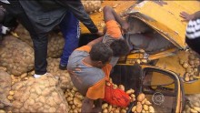 Acidente com caminhão de batatas em Itabirito