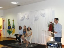 Alunos da EJA lançam livro de poesias