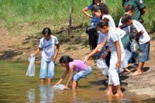 Alunos de Itabirito participam de peixamento para comemorar o Dia do Rio