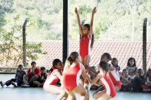 Alunos do Núcleo de Ginástica realizaram apresentação em Escola Municipal