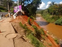 Após homem morrer ao cair em rio, prefeitura inicia obras no local