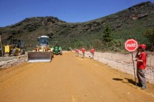 Asfaltamento da Estrada de Lavras Novas segue em ritmo acelerado