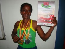 Atleta contemplada com o Bolsa Esporte se desdobra para participar de competições