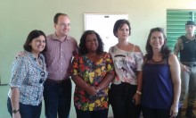 Autoridades visitam escola há sete anos em construção