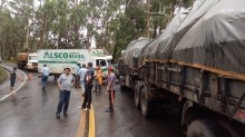 Batida entre um caminhão e uma carreta provoca congestionamento na Rodovia do Contorno