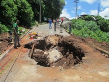 Buraco na Rua XV de Agosto cede mais uma vez