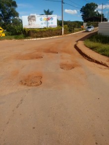 Buracos em via pública preocupam moradores de Cachoeira do Campo