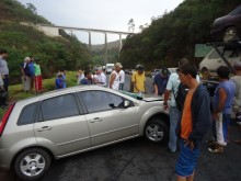 Cachaça ao volante e um pacote de linguiça