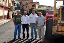 Câmara acompanha chegada do asfalto à Vila Aparecida