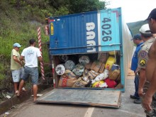 Caminhão carregado capota em reta da BR-356