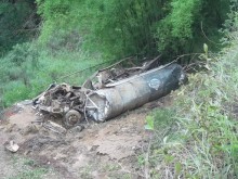 Caminhão leiteiro cai em ribanceira e morrem ocupantes