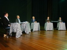 Candidatos a prefeito ficam frente a frente em debate público e educativo