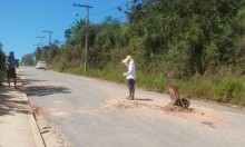 Cansado da morosidade da prefeitura, morador realiza operação tapa-buracos em Cachoeira do Campo