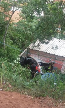 Carro cai de ribanceira e atinge casa em Ouro Preto