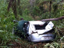Carro capota e cai em ribanceira em Itabirito