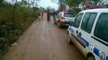 Carro é incendiado e dois corpos são encontrados no porta-malas
