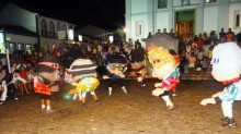 Cia. Navegante traz futebol de bonecos e transforma Praça da Sé em estádio