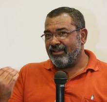 Comdec presta homenagem póstuma a Roberto Gomes