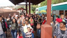 CRAS Bairros leva atingidos de Bento e Paracatu a passeio no Trem da Vale