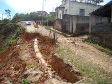 Crateras em Rodrigo Silva ameaçam moradores
