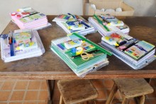 Crianças carentes ganham kit escolar