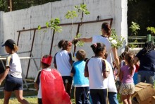 Crianças de Amarantina plantam 200 mudas de árvores ao redor do Campo das Cavalhadas