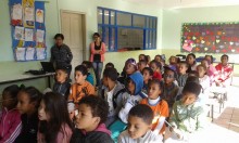 Crianças têm aula sobre coleta seletiva e reciclagem