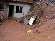 Defesa Civil e Corpo de Bombeiros monitoram áreas de desmoronamentos em Mariana