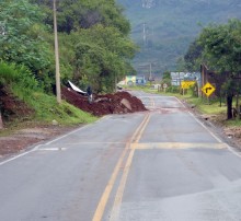 Deslizamento assusta moradores do Taquaral