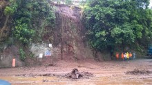 Deslizamento de terra assusta na Barra