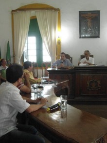 Divergências com vereadores leva prefeito à Câmara