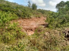 Em Camargos, localidade em Mariana, moradores vivem em área de risco