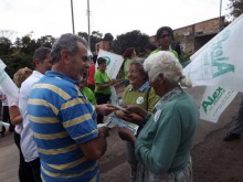 Em caminhada no bairro Primavera, Alex garante realização de obras paralelas nos bairros