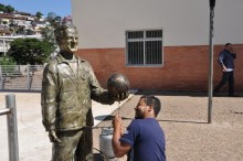 Em Itabirito, escultura de Telê ganha bola nova