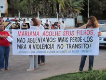Em protesto, moradores de Mariana paralisam MG-262