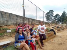 Em Soares, crianças reproduzem cidade miniatura em barranco