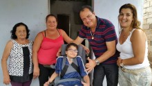 Entrega de cadeira de roda para criança no Bairro Santo Antônio