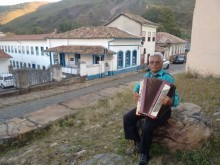 Entrevista – Acordeonista encanta moradores e turistas todas as tardes em Ouro Preto