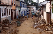 Equipe da Prefeitura de Mariana se reúne com moradores da Rua Dom Viçoso