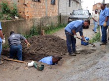 Equipe de funcionários do Semae de Ouro Preto realiza instalação de Rede de Esgoto
