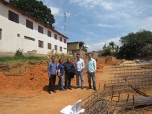 Escola de Glaura ganha quadra esportiva