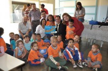 Executivo entrega material didático e kits escolares para alunos da rede municipal