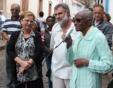 Fiéis protestam contra fechamento da Matriz do Antônio Dias