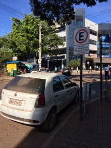 Flagrante: carro da Prefeitura estacionado em local proibido