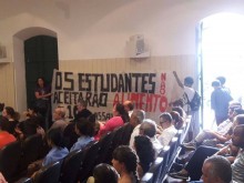 Grupo se manifesta contra aumento da passagem durante evento de fomento econômico