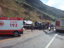 Guardas municipais, bombeiros Militar e Civil, SAMU e Policia Rodoviária atuam em acidente de trânsito