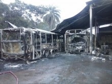Incêndio destrói ônibus de empresa em Itabirito