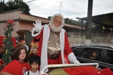 Itabirito mergulha em clima natalino com decoração, cortejo de Papai Noel e programação cultural farta