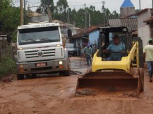 Lama invade casas e ruas em Bandeirante, distrito de Mariana